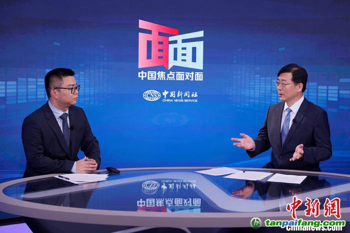 國家氣候變化專家委員會副主任、中國科學院科技戰略咨詢研究院研究員王毅(右)日前在北京接受<a target='_blank'  data-cke-saved-href='/' href='/'>中新社</a>“中國焦點面對面”專訪。<a target='_blank'  data-cke-saved-href='/' href='/'>中新社</a>記者 蔣啟明 攝